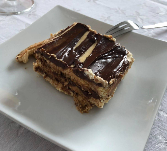 Hausgemachtes Schoko-Keks-Dessert auf dem Teller