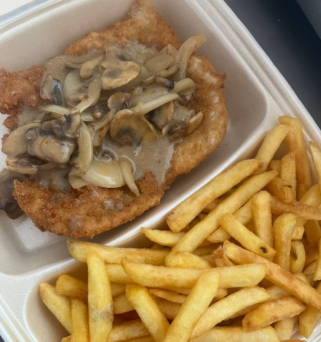 Hähnchenschnitzel mit Champignon-Rahmsauce und Pommes
