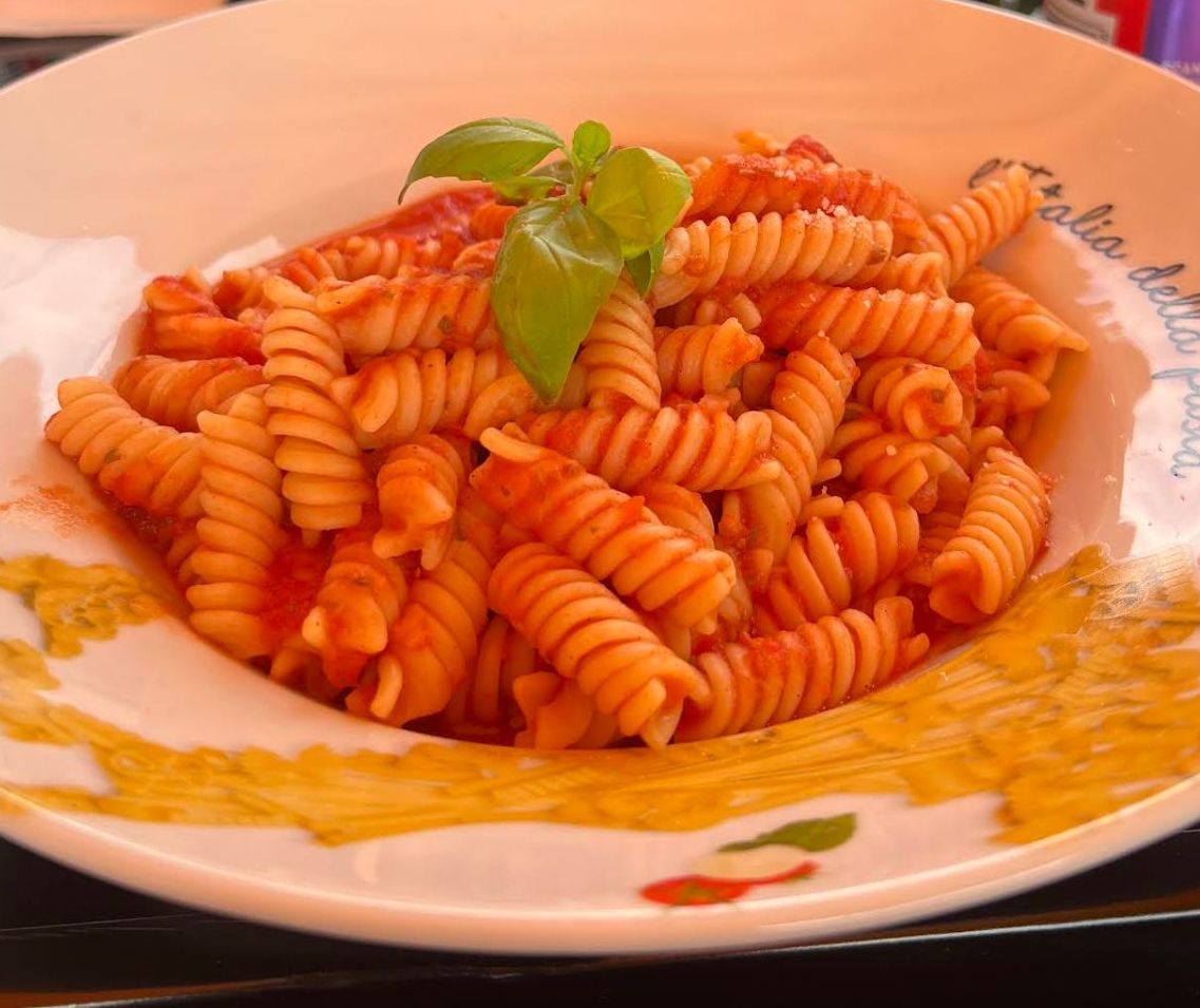 Frische Fusilli in Tomatensauce mit Basilikum